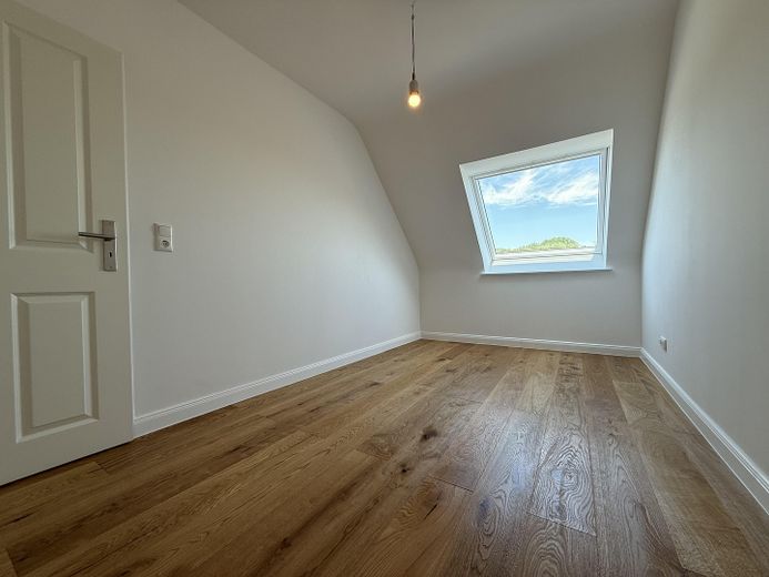 Etagen-Wohnung mit Reihenhaus-Charakter: kernsaniert, hell, Top-Schnitt, gut angebunden & im Grünen – Büro-Gäste-1