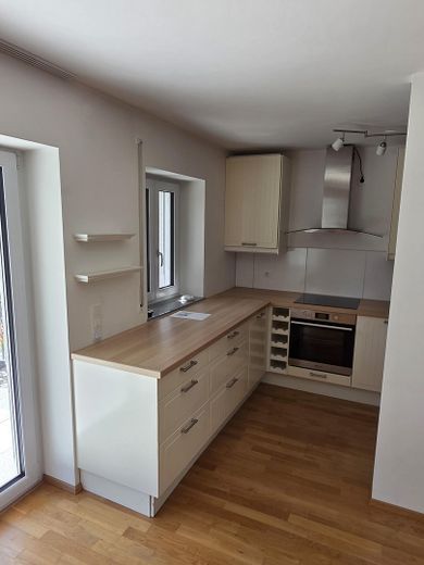 Augsburg-Inningen Bhf-nah 4 Zi  ETW 90m2 Süd-Loggia, Garten zustzl 18m2 UG Abst/WaKü – Küche