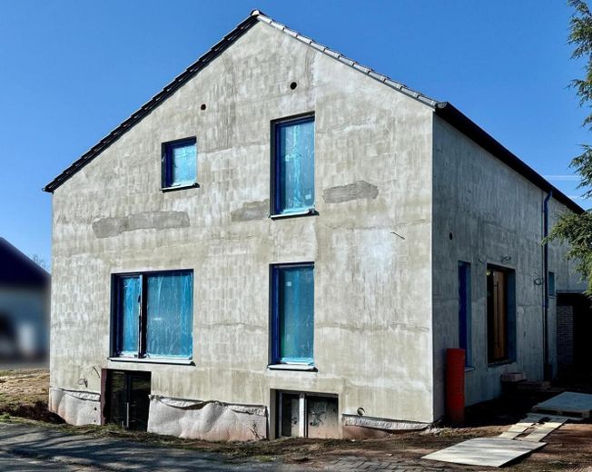 Provisionsfreies KFW55 Ausbauhaus: Architekten 2FH trifft auf 750m² Natur mit Gestaltungsmöglichkeit – Außenansicht - Nord/Ost
