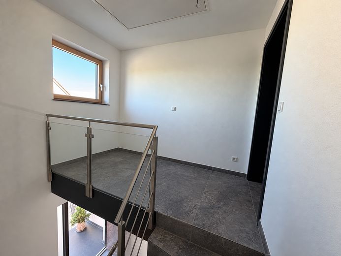 Hochwertige Neubauwohnung mit großzügiger Galerie in ZFH (möbliert) – Treppenhaus OG