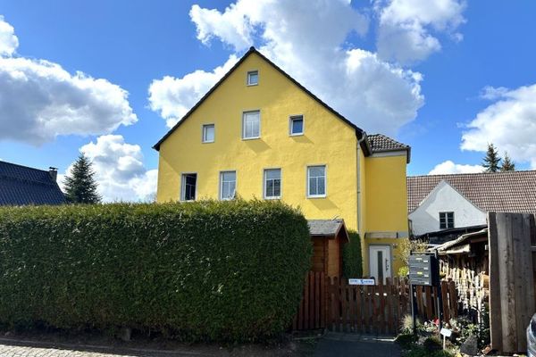Voll vermietetes Mehrfamilienhaus mit 4 WE´s, gepflegtem Garten und Stellplätzen in Zwickau!