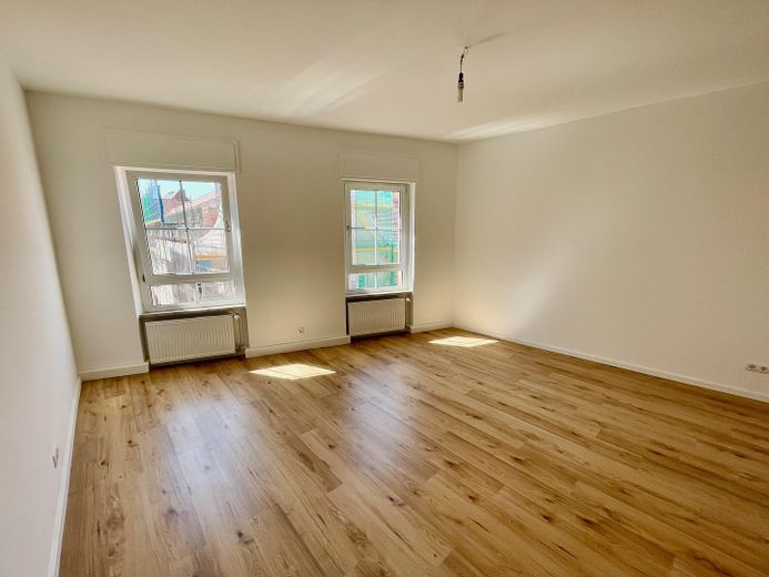 Prima occupazione dopo ristrutturazione: 4 locali-cucina-bagno nella zona pedonale, altezza soffitti 2,70 m – impianti domestici completamente nuovi – Schlaf / Arbeit / Ess