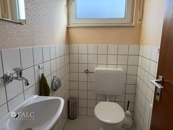 Garten-Wohnung im Reihen Endhaus, helle 3,5 Zimmer, Terrasse + Garage + Platz – Gäste WC