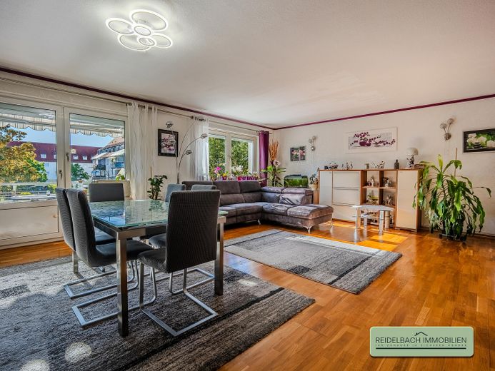 104 m² Wohnkomfort in ruhiger Lage – 3 Zimmer, Balkon & Stellplatz – Wohnzimmer-1
