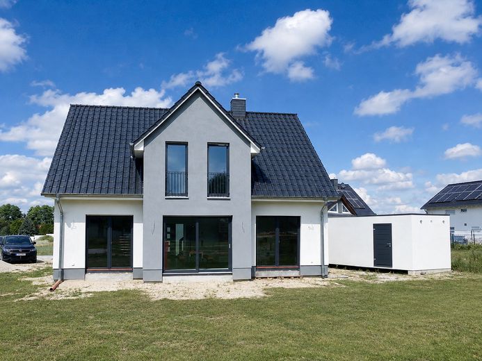 Now at an advantageous price: Modern country house incl. plot & fitted kitchen – Terrassenbereich