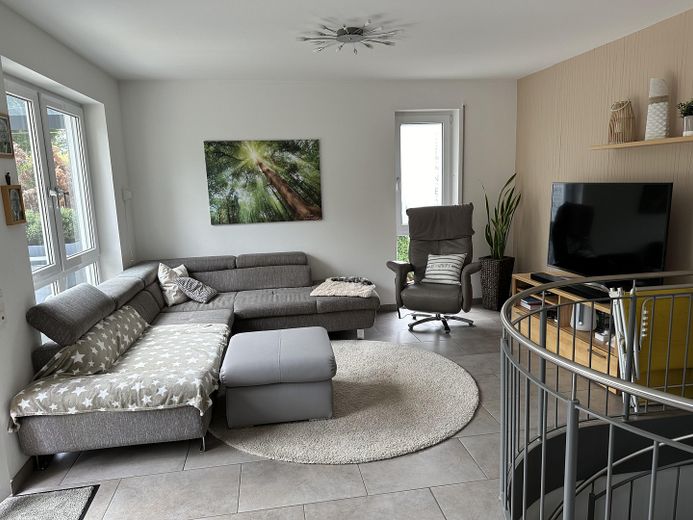 Casa bifamiliare senza provvigioni in posizione eccellente - periferia del paese, giardino, abitazione e eventualmente affitto – Wohnbereich EG