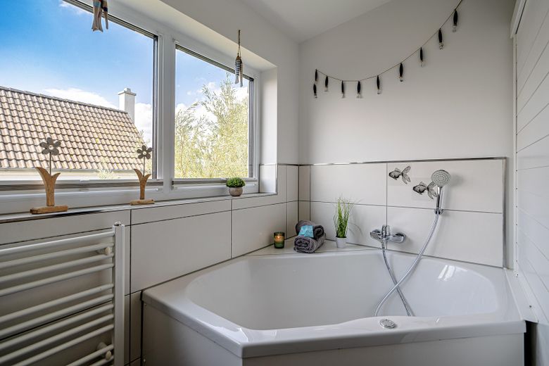 Freistehendes Ferienhaus im Ostseeressort Olpenitz Kappeln, Wasserlage – Bad oben mit Whirlpool