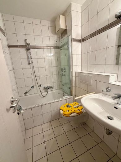 3 Zimmerwohnung mit 3 Tiefgaragenplätzen und 4 Balkonen – Hauptbadezimmer