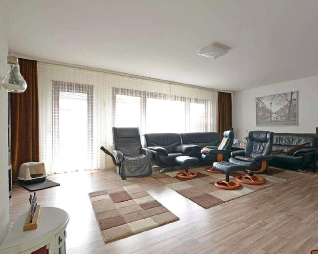 125 m² w Leo.-Warmbronn: 4,5 pokoju, balkon od południa, garaż i miejsce parkingowe – bez prowizji – Wohnzimmer – weitere Ansicht