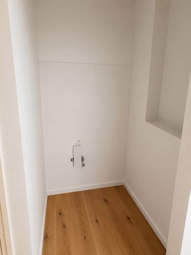 Erstbezug nach Sanierung: Großzügige 2-Zimmer-Altbauwohnung mit Balkon, Aufzug & Einbauküche am Dom – Abstellkammer für Waschmaschin