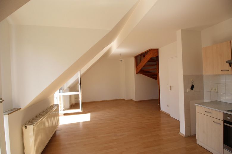 Stadtnahe lichtdurchflutete Maisonettewohnung mit Südbalkon am Waldrand – Wohn- und Essbereich
