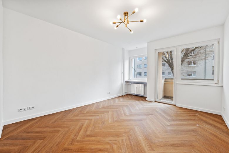 Apartamento de 2 habitaciones **recién renovado** junto al campo de Tempelhof y al anillo de tren S-Bahn, primera ocupación tras la renovación – Foto 1