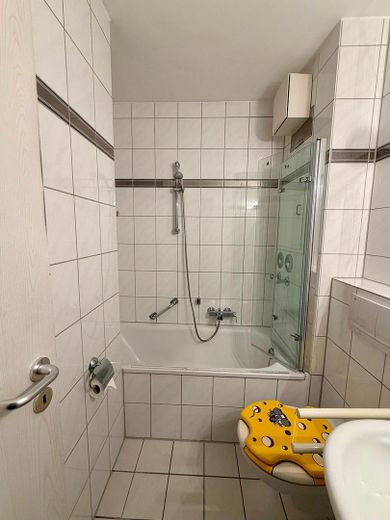 3 Zimmerwohnung mit 3 Tiefgaragenplätzen und 4 Balkonen – Bad unten