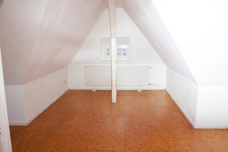 Preissenkung: Von Privat, 3 Zimmer mit 25 m² "Ausbaureserve" im DG zentrale Lage in FFM Höchst – Dachgeschoss
