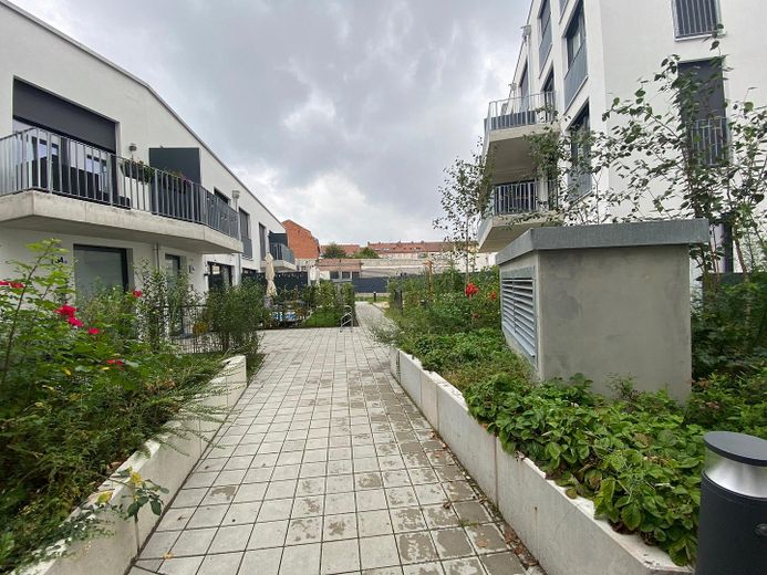 Lichtdurchflutete Neubau 3,5-Zimmer Maisonettewohnung: Loft-Charakter in zentraler Lage – Begrünter Innenhof