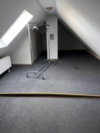 Großzügiges Haus in Alleinlage mit großem Garten – Spitzboden