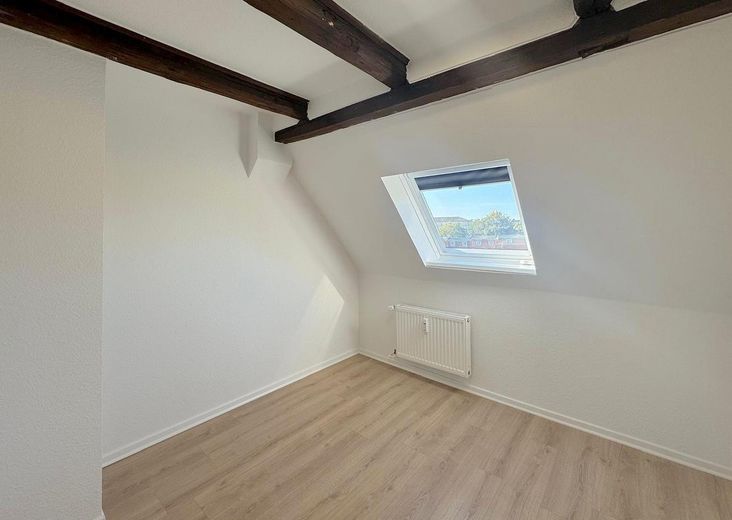 Frisch renovierte 3-Zimmer-Dachgeschosswohnung in bester Altstadtlage von Wismar. – Zimmer
