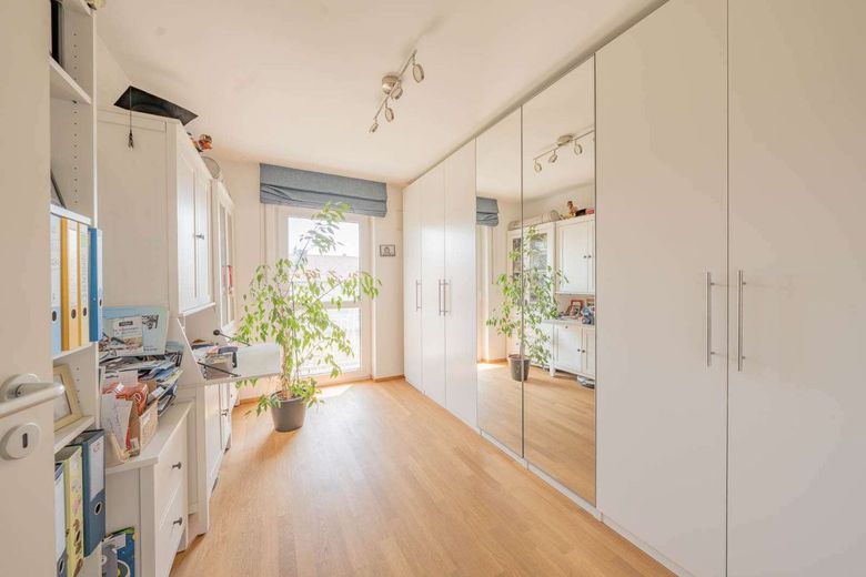 Großzügiges, effizientes Einfamilienhaus, 5 Zimmer + Hobbyraum, Terrasse mit Garten – Büro