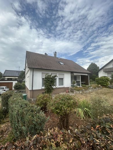 Raum für Familie – Charmantes Einfamilienhaus mit Terrasse und Vollkeller – Außenansicht Nord Ost