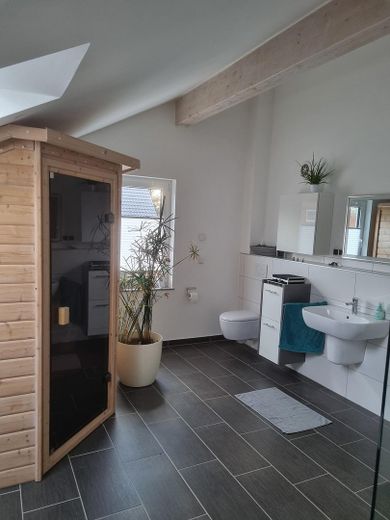 Energieeffizientes Einfamilienhaus mit Einliegerwohnung (232 m²) in Hannover-Bothfeld – Wellnessbad_3