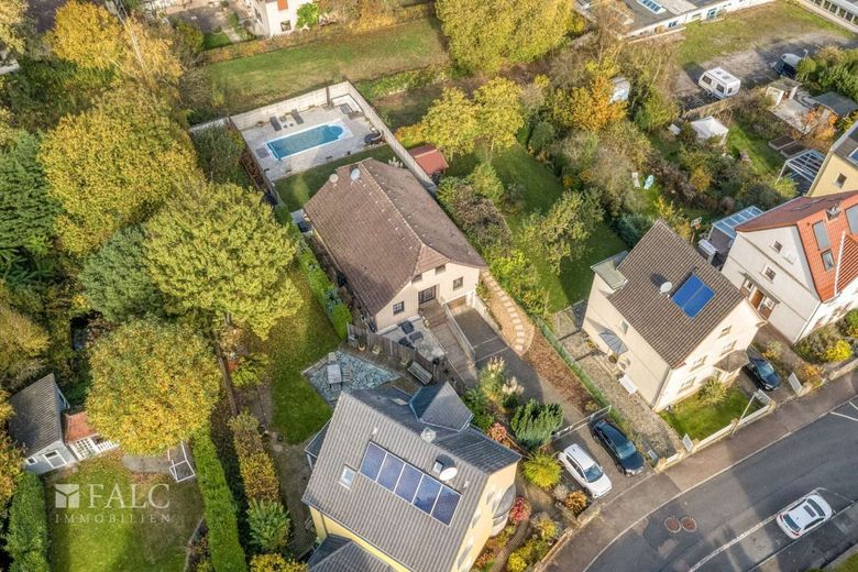 Ein Zuhause mit Zukunft - Familientraum mit Pool in Bergisch Gladbach-Hebborn – Willkommen Zuhause