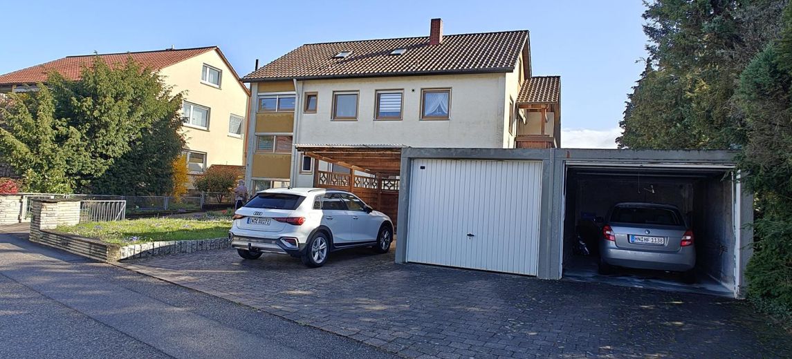 Mehrfamilienhaus mit großem Grundstück – Hausansicht vorne