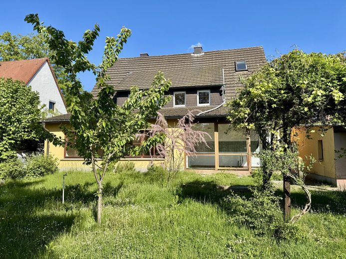 Großzügiges Einfamilien- oder Mehrgenerationen Haus  in Rückersdorf – 995 m² Traumgrundstück – Blick auf das Haus vom Garten