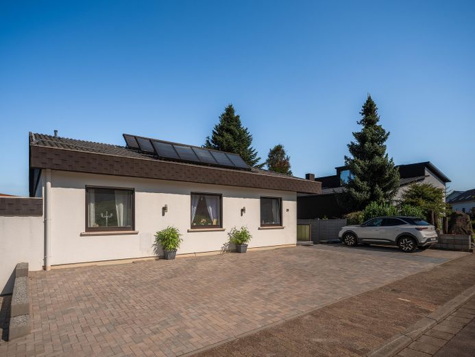Exklusiver freistehender Bungalow mit Einliegerwohnung, Fernblick, Doppelgarage & großem Garten – Foto 41