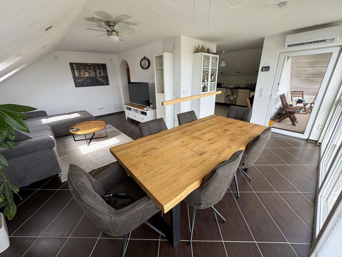Traumhafte 4-Zimmer-Dachgeschosswohnung mit Panoramablick, Klimaanlage & Carport – Wohnzimmer, Küche, Split-Klima
