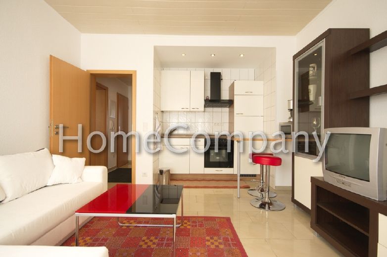 شقة مفروشة بشكل جميل جدًا مع شرفة في مبنى سكني متعدد العائلات بحالة جيدة، شمال الـ CIty – 0931e0728ac11f61fb944a0849b80af34e7df984.jpg