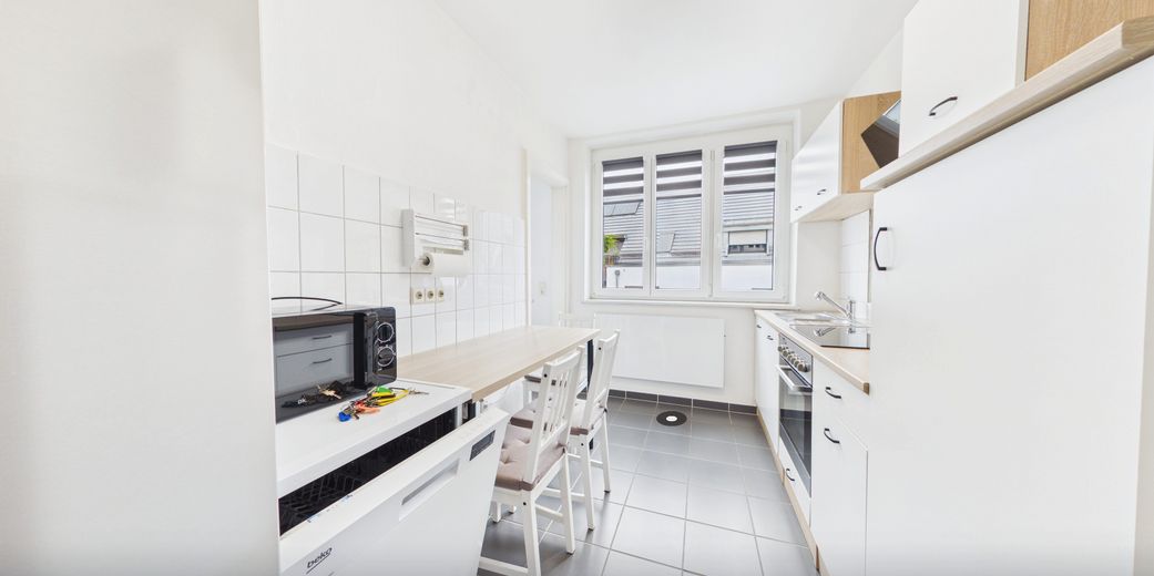 Fantástico apartamento de 3,5 habitaciones con balcón en Stuttgart-West, en una ubicación a media altura – Küche