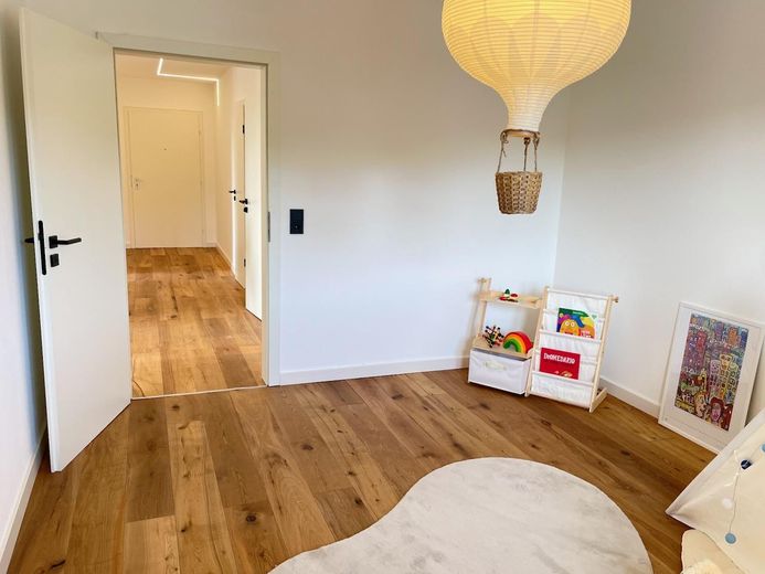 FIRST OCCUPANCY: Renovated dream home with 9th floor long-distance view & balcony - move in & feel at home – Kinderzimmer / Büro
