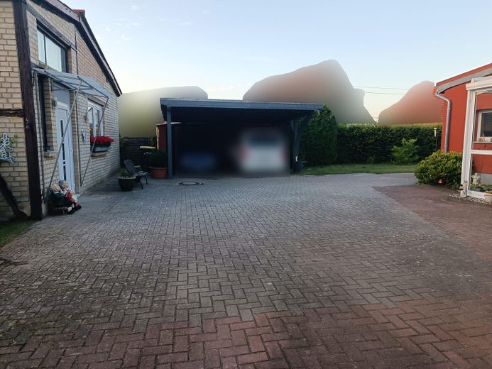 Viel Platz in Güstrow 190 m², großes Grundstück, Pool & Werkstatt – Carport aus Werkstatt-Sicht