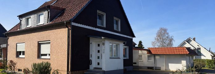 Front mit Stellplätzen