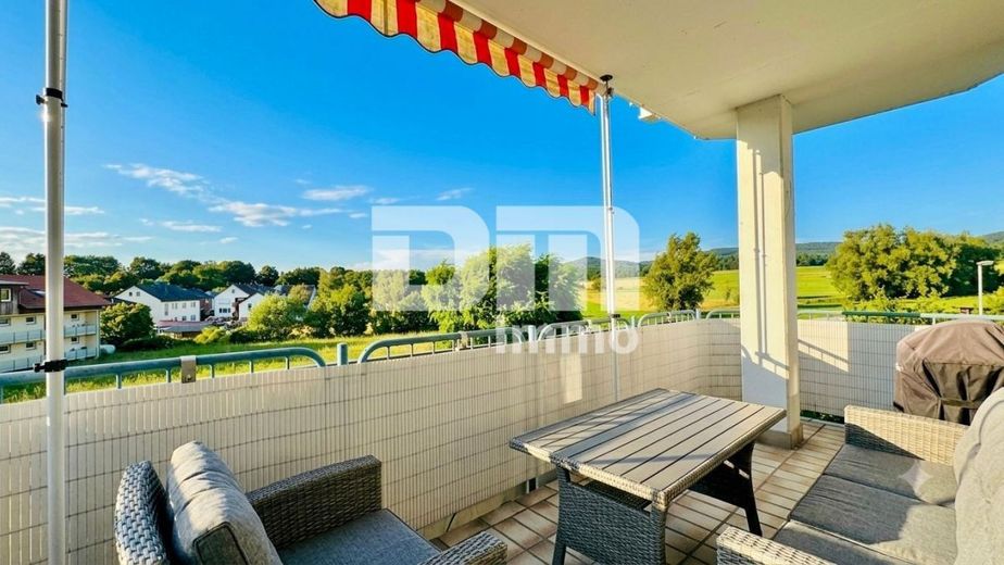 Hochwertig sanierte, ebenerdige Dreizimmerwohnung im EG mit Loggia + PKW-Stellplatz – Balkon / Panoramablick ins Grüne