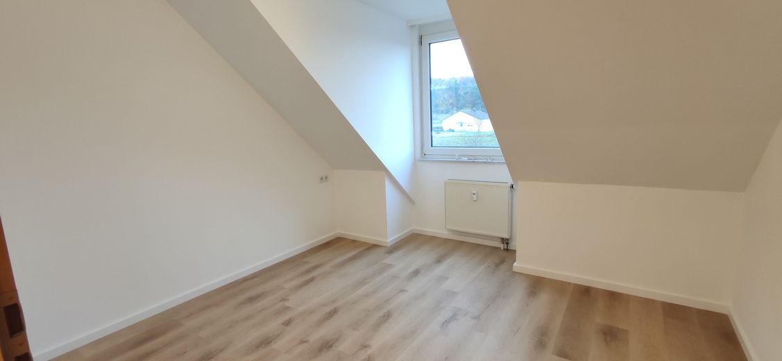 Modernisierte 2-Zimmer Wohnung im 2. OG mit EBK, Balkon, KFZ-Stellplatz und Kellerabteil – Schlafzimmer