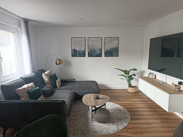 Sonnige 4-Zimmer-Familienwohnung am Feldrand – 2023 top renoviert + DG-Ausbaureserve – Wohnbereich