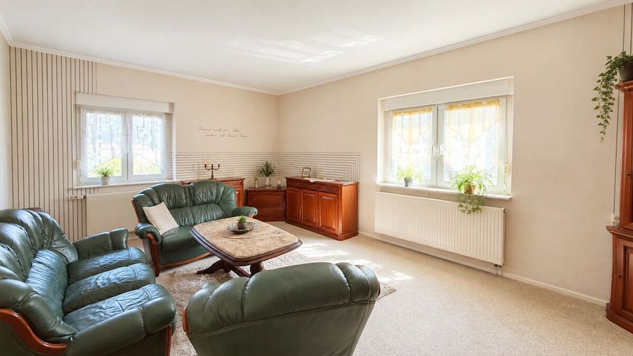 PROVISIONSFREI | Zweifamilienhaus mit Gewerbeeinheit, großem Grundstück und Pool – für die gemütliche Ecke