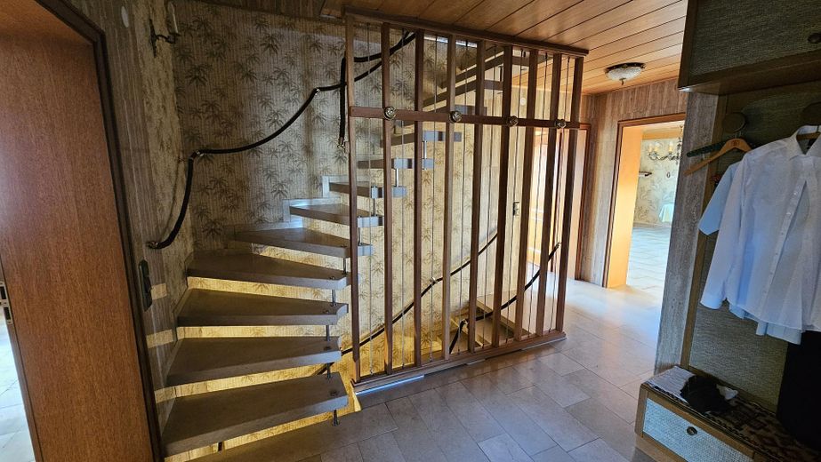 Ampia casa unifamiliare con 11 locali a Zuzenhausen (adatta a una o più comunità abitative!) – OG Treppe