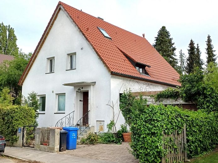 Charmantes Haus auf großem Grundstück in München Pasing – Straßenseite N-W