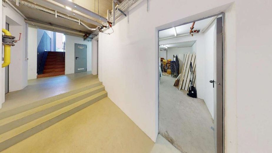 Flexible Gewerbe-/Wohneinheit mit Schaufenster &amp; Stellplätzen - ruhig &amp; citynah bei Berlin – Kellereingang und Treppe zum Hinterausgang