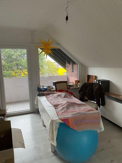 Wohnzimmer vor Balkonzugang