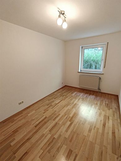 Provisionsfreie 3,5-Zimmer-Terrassenwohnung mit Einbauküche & Ausblick ins Grüne | Muggendorf – Schlafzimmer 2