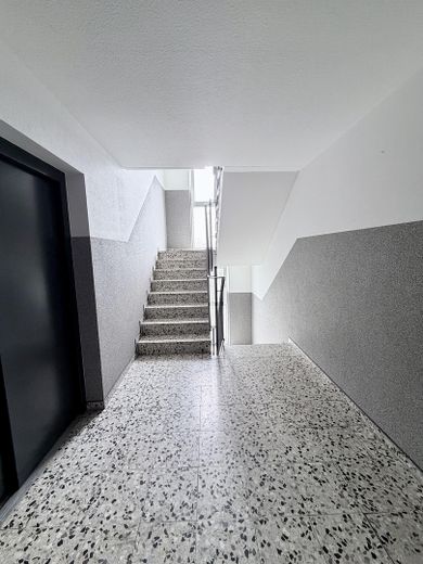 Vivienda moderna con balcón y plaza de aparcamiento en garaje subterráneo cerca del Rin – Treppenhaus