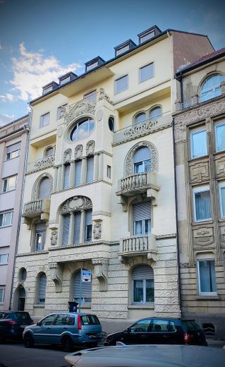 1 Zimmer-Apartment renoviert und neu möbliert, super zentral! – Außenansicht vom Haus
