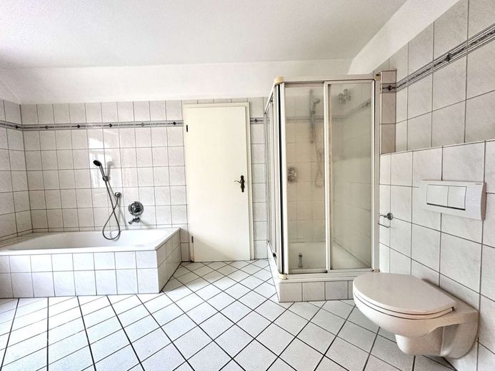 Top gepflegtes Einfamilienhaus mit Einliegerwohnung und Praxis in schöner Lage von Oldendorf – Bad OG