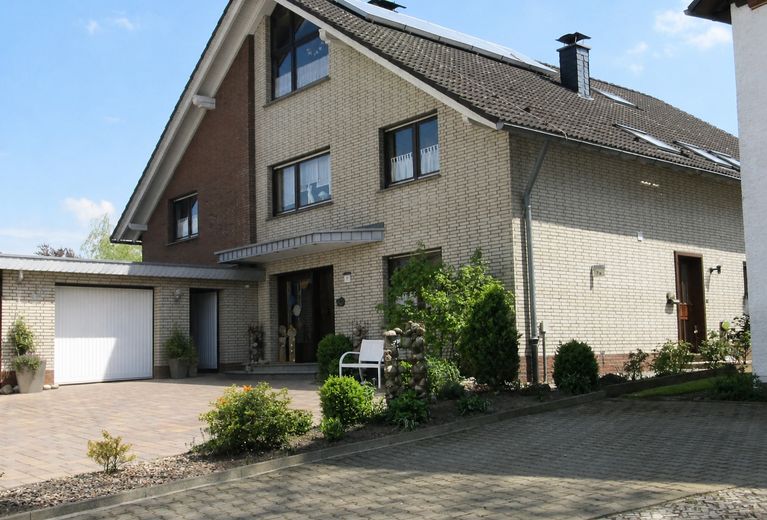 Wohntraum - Gepflegtes, großzügiges Zweifamilienhaus in Fürstenberg (Bad Wünnenberg) – Haus Frontansicht