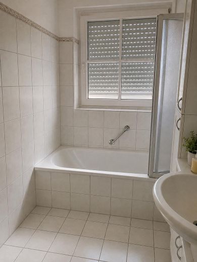 Ein Hauch von Süden - schöne 3-Zimmer-Wohnung – Bad Teilansicht