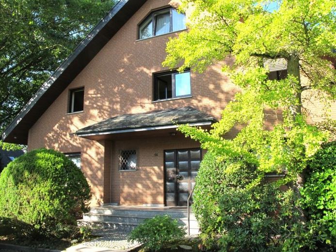 Einfamilienhaus mit integrierter Einliegerwohnung 2 Garagen und viel Platz! – Foto 1