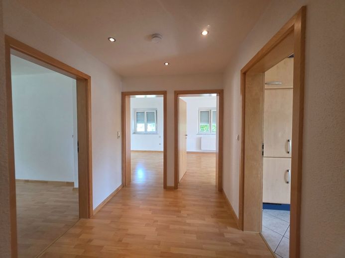 Großzügige 3-Zimmer-Wohnung mit zwei Balkonen und Keller in attraktiver Lage – Flur